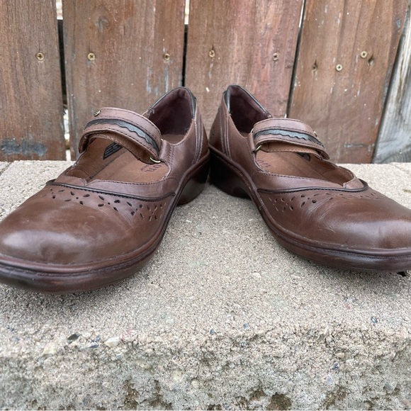 ARAVON Women’s Dolly Mary Jane Flat Brown Leather Size 8 - Picture 15 of 15